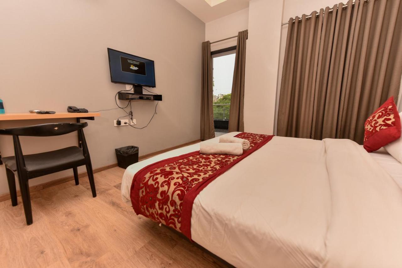 Hotel Red Saffron นิวเดลี ภายนอก รูปภาพ
