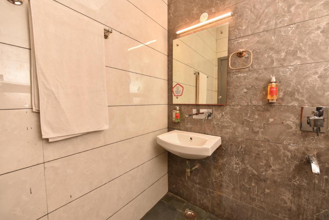 Hotel Red Saffron นิวเดลี ภายนอก รูปภาพ